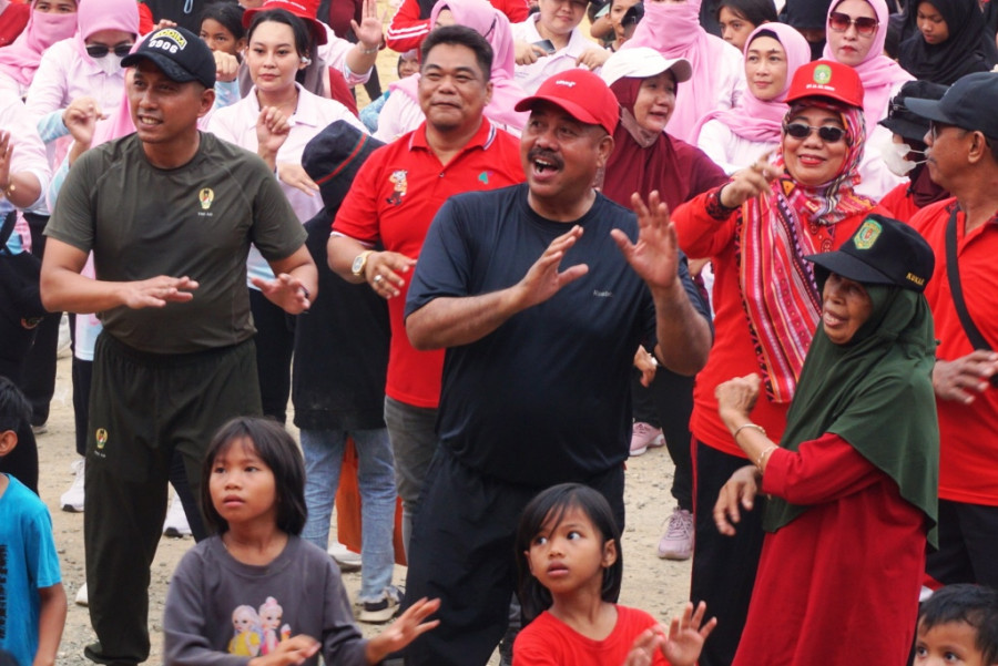 Bupati dan Dandim senam bareng masyarakat Sebulu. (Foto: prokom)