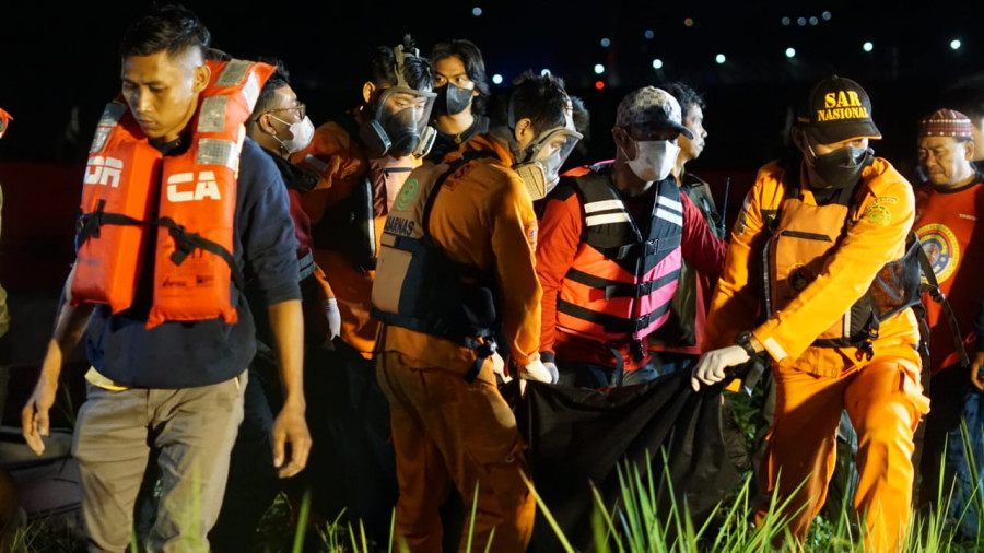 Tim SAR gabungan saat mengevakuasi jasad Dwi (17) dari Sungai Mahakam Senin (7/2/2022) sekitar pukul 22.10 WITA.(Foto:Nancy/korankaltim.com)