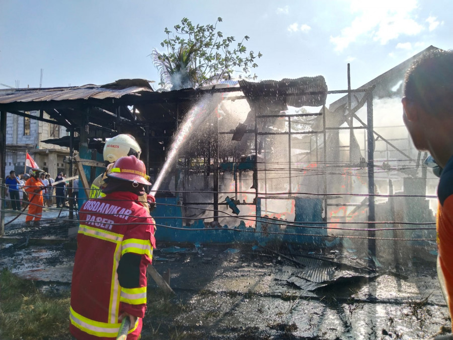 Bermula dari Korsleting Listrik di Kamar Tengah, Satu Unit Rumah di Tanah Grogot Terbakar dan Tujuh Unit Terdampak