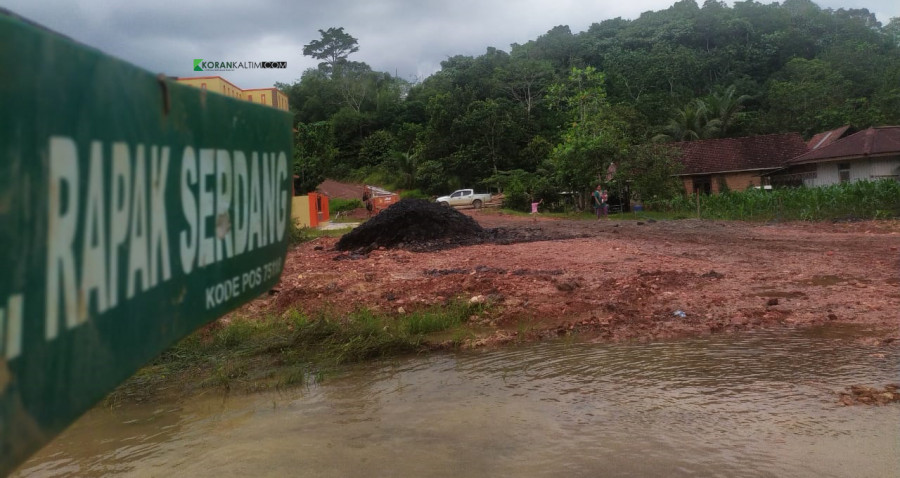 Persimpangan jalan, terlihat tumpukan batu bara, yang semula banyak, kini tergerus karena air dan masuk ke halaman rumah warga Jumat (3/9/2021) sore tadi. (Foto: Nancy/korankaltim.com)