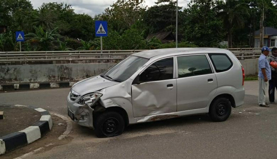 Mobil Totota Avanza yang terlibat kecelakaan dengan sepesa motor Honda Blade Rabu (10/3/2021) kemarin. (Foto:Istimewa)