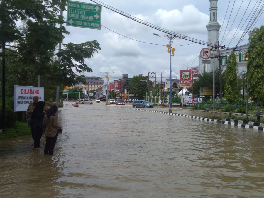 Banjir di Kawasan Simpang 4 Lembuswana (Foto: Faisal/korankaltim.com)