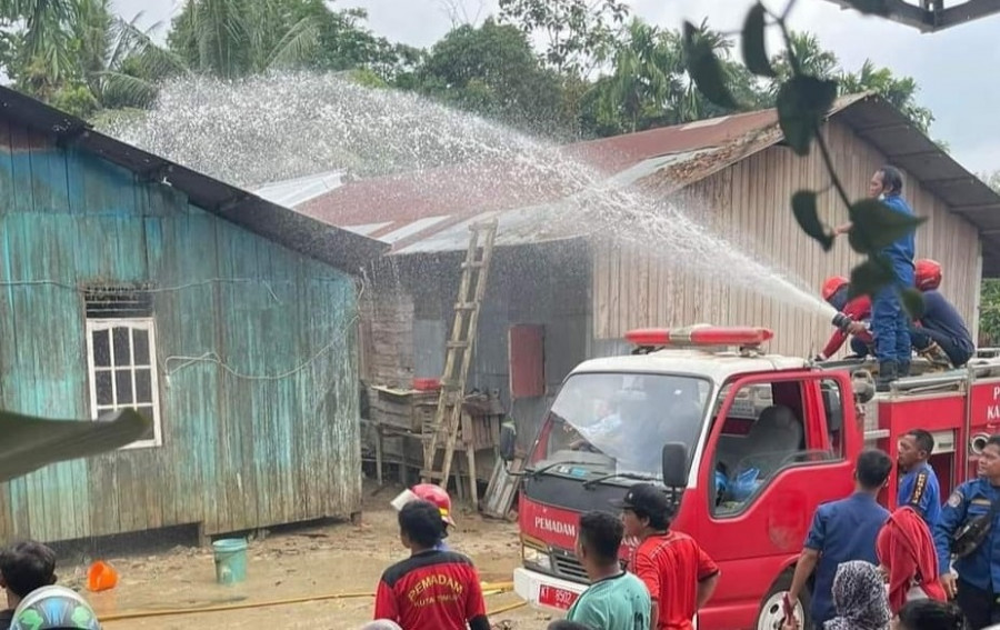 Petugas Damkar Kutim saat berjibaku memadamkan percikan api yang merambat salah bangunan di Gang Benua Muda Kecamatan Sangatta Utara (Foto: Istimewa)