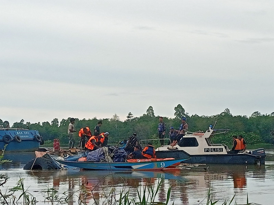 Proses Evakuasi Oleh Tim Gabungan yang sudah berhasil evakuasi satu orang Korban terbaliknya tug boat Bahar 79 ( foto : Sunardi)