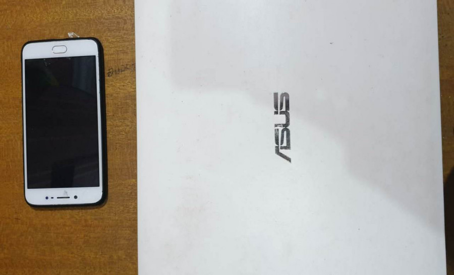 Barang bukti laptop dan handphone milik korban yang digasak pelaku.(Foto:Istimewa /Polsek Sungai Kunjang)