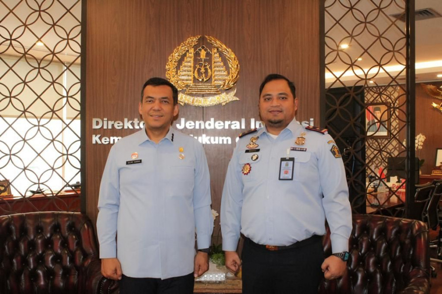 Direktur Jenderal Imigrasi Silmy Karim (kiri) bersama Kepala Kantor Imigrasi Kelas I TPI Balikpapan Wahyu Gumilang saat pertemuan di Jakarta. (Foto: Imigrasi Balikpapan)