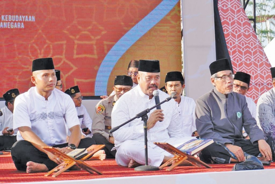 Bupati Kukar memulai acara GEMA dengan membaca Alfatihah dan Albaqarah. (Foto: prokom)