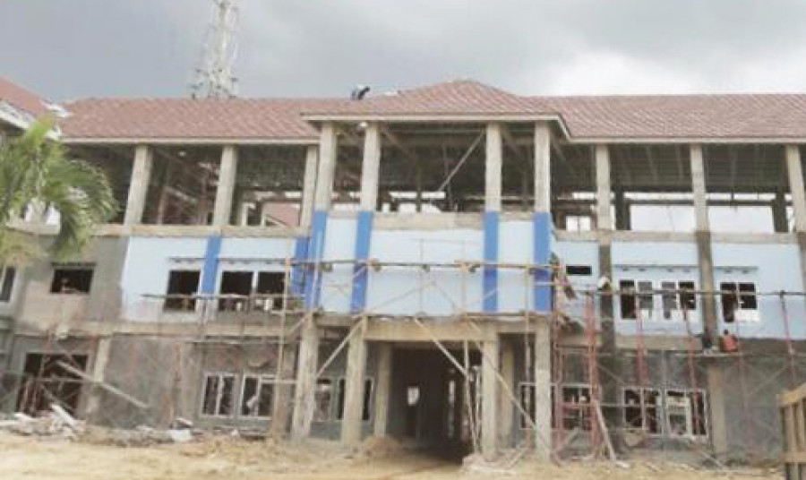 Gedung SMPN 1 Tenggarong yang masih dalam proses pengerjaan. (Ist)