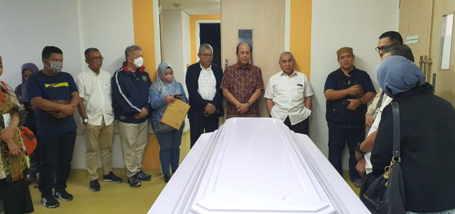 Isran Noor (depan dua dari kanan) di depan peti jenazah istrinya sebelum berangkat ke Samarinda pagi ini. (ist)