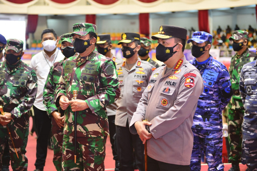 Panglima TNI Marsekal Hadi Thahjanto bersama Kapolri Jenderal Pol Listyo Sigit Prabowo saat melakukan peninjauan vaksinasi di Gedung Dome Balikpapan (Ist)
