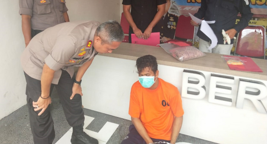 Saat rilis yang dilakukan kapolres Berau dan menghadirkan tersangka yang kaki kananya dihadiahi timah panas. (Foto: Indra/korankaltimcom)