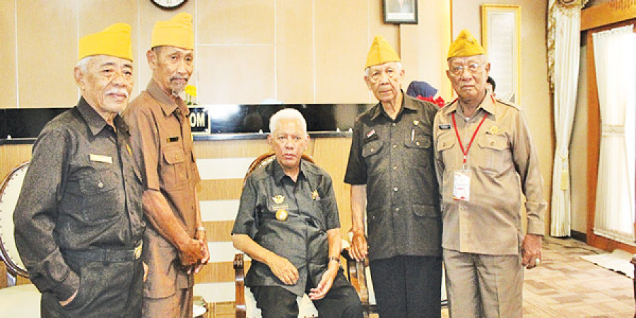 BERSAMA GUBERNUR: Ketua Tim Staf Ahli Dewan Pimpinan Pusat (DPP) LVRI, Bantu Hardjijo bersama Gubernur Awang Faroek Ishak. (yuvita/humasprov)