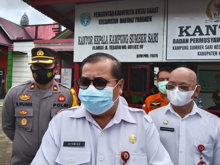 Ayonius bersama Kepala Dinas Pemberdayaan Masyarakat Kampung (DPMK), Faustinus Syaidirahman (kanan) saat meninjau langsung pemilihan petinggi serentak di Kubar. (handayan/korankaltim.com)