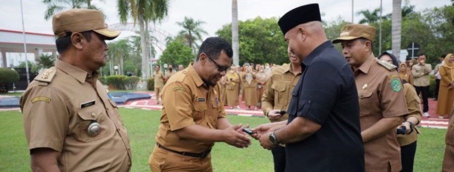 Bupati serahkan kendaraan operasional lurah. (Foto: Prokom)
