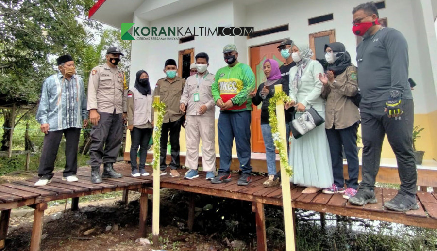 Didik Agung Eko Wahono olahraga sepeda bersama rombongan Bupati dan menghadiri agenda penyerahan bantuan 2 unit rumah secara simbolis di Dusun Rias Bengkinang, Loa Tebu (Foto: heri/korankaltim.com)