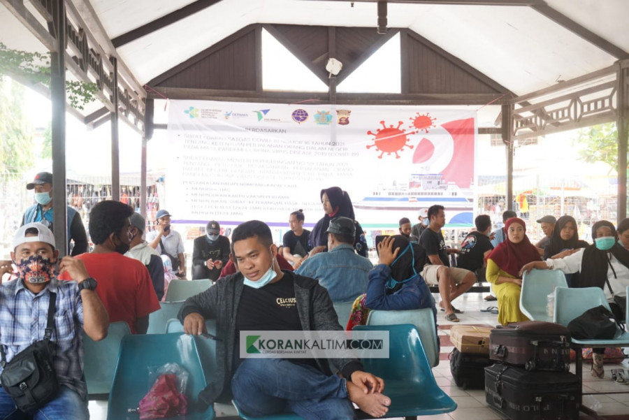 Para penumpang KM Pantokrator yang terlantar di Pelabuhan Samarinda, karena gagal berangkat ke Pare Pare Rabu (28/7/2021) siang tadi. (Foto:Nancy/korankaltim.com)