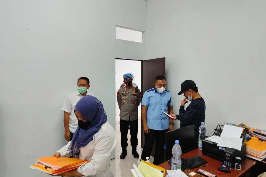 Petugas Polda Kaltara saat melakukan penggeledahan. (Foto: Antara Kaltara)