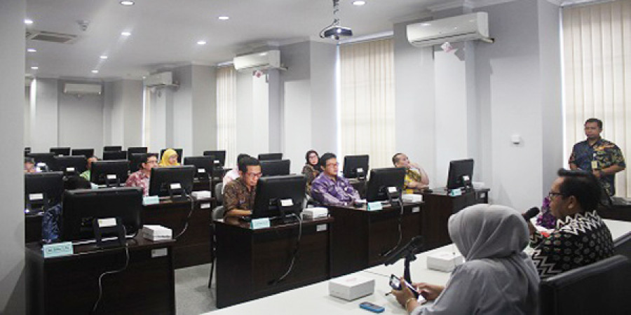 BUAT MAKALAH: Seleksi pembuatan makalah oleh calon sekretaris DPRD dan Karo Organisasi . (rusdi/korankaltim)