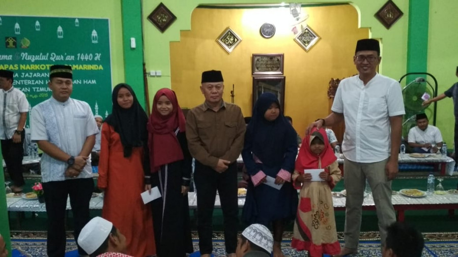 Kepala Kanwil Kemenkum HAM Kaltim, Yudi Kurniadi (tengah) memberikan santunan terhadap anak yatim saat berbuka puasa pada Rabu (22/5) / Foto: nancy / korankaltimcom