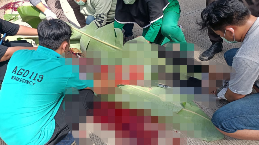 Salah satu korban dievakuasi oleh petugas dibantu warga sekitar. (foto: Istimewa/Tenggarong Emergency Action)