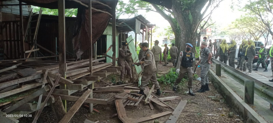 Satpol PP Samarinda menertibkan kandang kambing ( Foto: Dok.Korankaltim)
