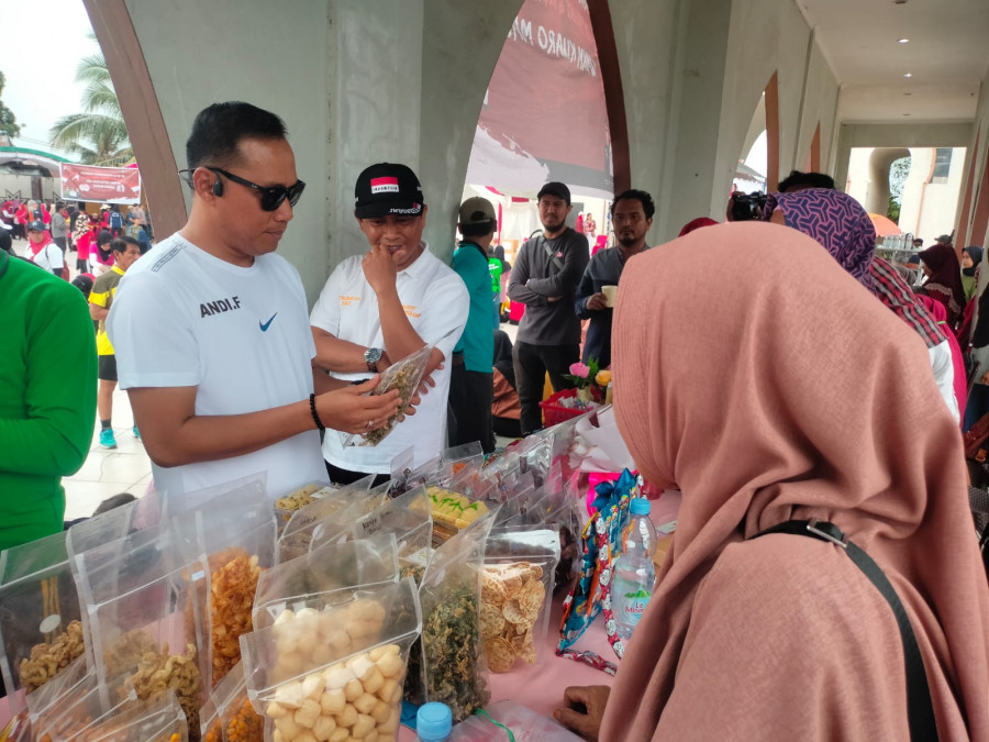 Kapolsek Kuaro IPTU Andi Ferial Junaedy (pakai kacamata) saat berkeliling di stand UKM. (Foto: Dwi Cahyo/Korankaltim.com)