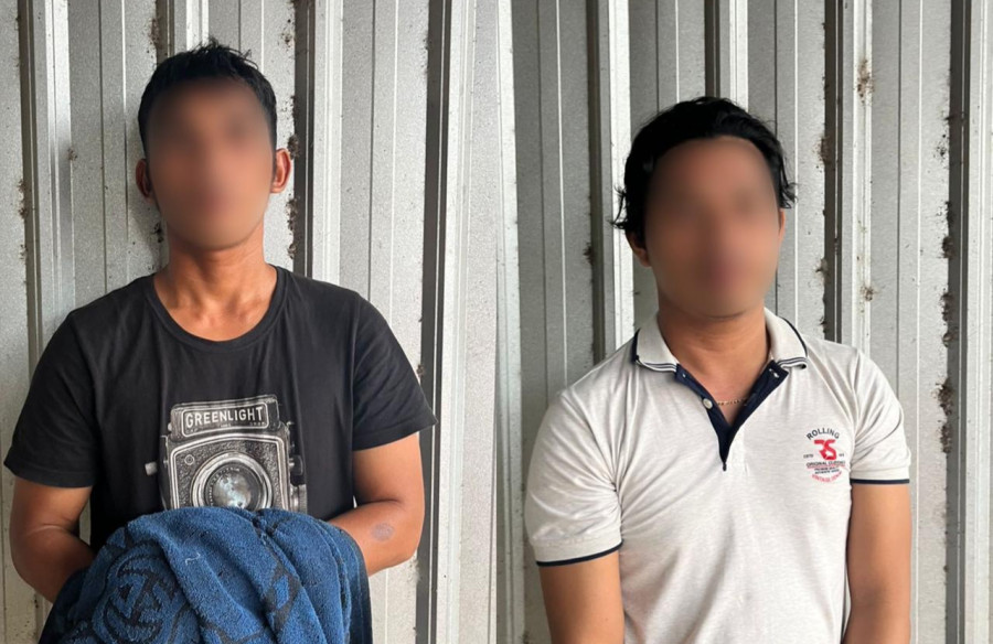Kedua tersangka pengedar sabu yang diciduk Ditresnarkoba Polda Kaltim di Kabupaten Paser (ist)