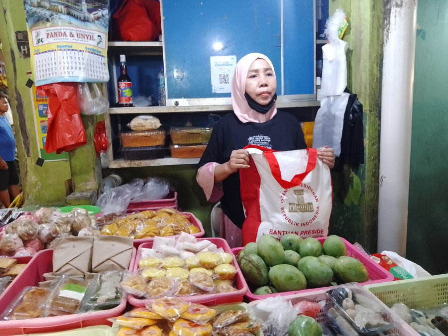 Salah seorang pedagang pasar Kelandasan Halima menerima BLT dari Presiden Joko Widodo pada Selasa (25/10/2022).