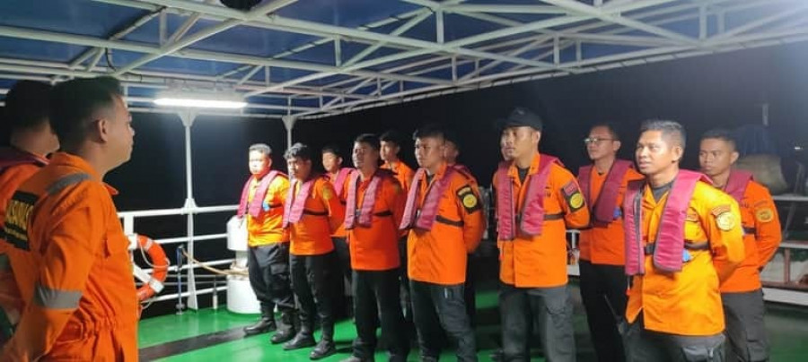 Tim SAR yang bersiah melakukan pencarian terhadap KM Bungai Lia yang hilang tengah malam tadi. (korankaltara.com)