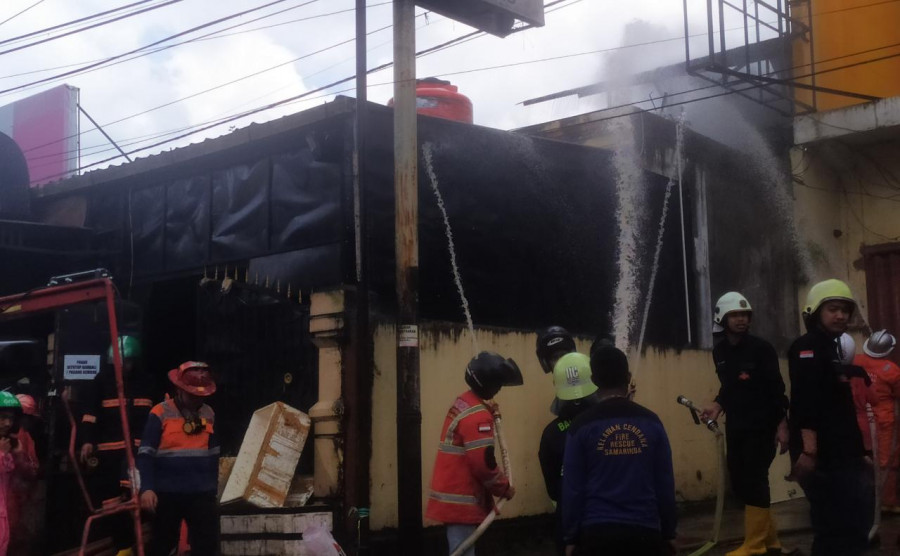 Petugas Disdamkar Kota Samarinda bersam relawan saat upaya pemadaman api di salah satu rumah makan di Jalan Kadrie Oening Kelurahan Air Putih Samarinda Ulu Jumat (10/9/2021) hari ini. (Foto:Nancy/korankaltim.com)