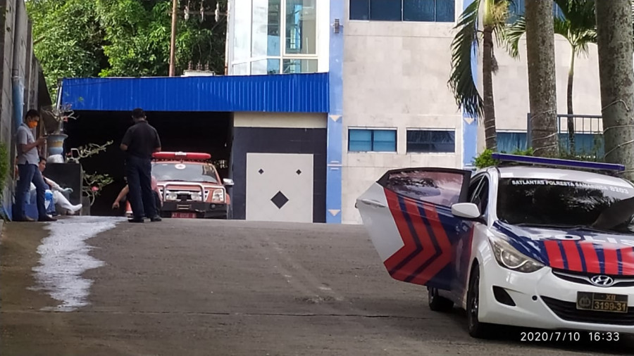 Tim gugus tugas Covid-19 yang saat ini masih berada di RS H Darjad Jumat (10/7/2020) hari ini.(Foto:Nancy/korankaltim.com)