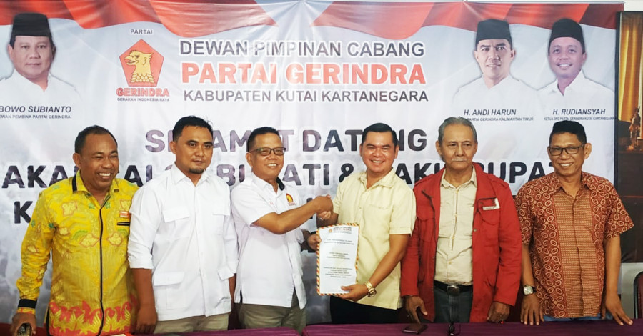 Surpani (tiga dari kanan) saat menyerahkan formulir pendaftaran bakal calon bupati di DPC Gerindra Kukar kemarin. ( Foto: Sabri/korankaltimcom)