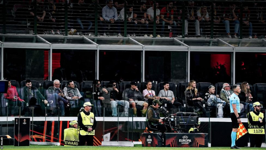 Kursi baru di tepi lapangan tepat di belakang bench pemain yang diperkenalkan AC Milan saat laga Europa League menghadapi AS Roma dua hari lalu di San Siro. (gettyimages)