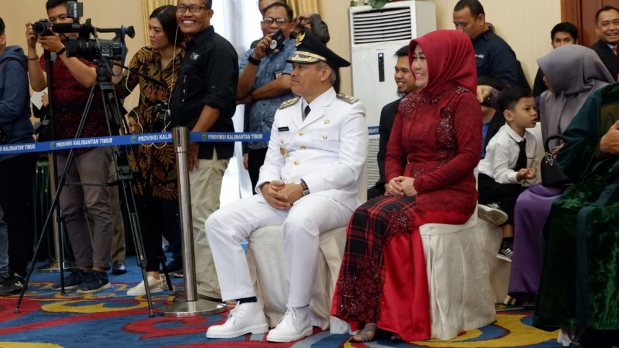 Wawali Samarinda, Muhammad Barkati didampingi sang istri usai pelantikan (Foto: Permata/Korankaltimcom)