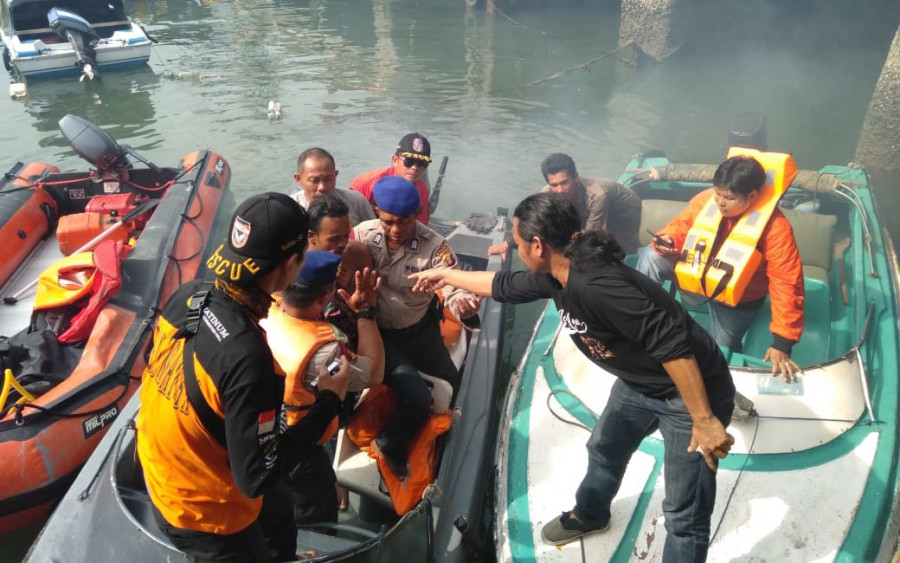 Korban Saldi saat dievakuasi Tim Sar Gabungan di dermaga Pelabuhan Semayang Balikpapan Senin (9/12) pagi. (Foto: Ist)