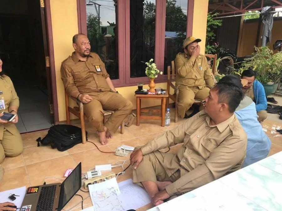 Kepala Dinas PU, M Yamin bersama timnya saat melakukan inventarisasi drainase yang akan dinormalisasi belum lama ini. Bahkan Pemkab Kukar kembal merencanakan pembuatan polder di beberapa titik kota oleh Dinas PU Kukar