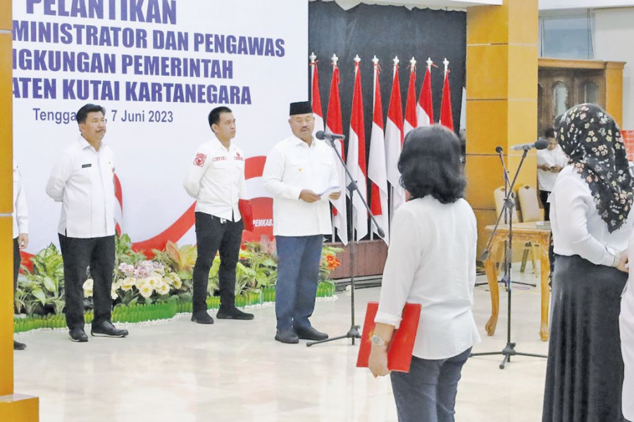 Bupati lantik pejabat administrator dan pengawas. (Foto: prokom)
