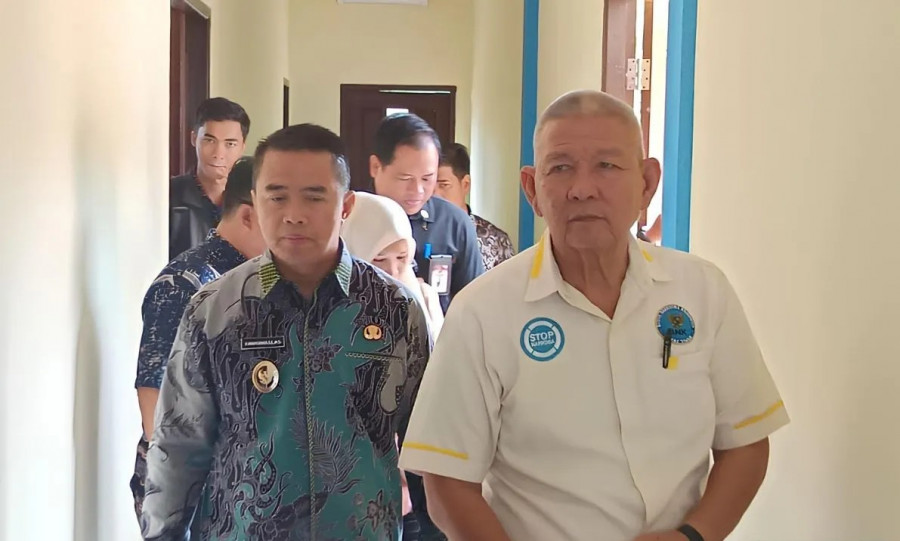 Mahyunadi (kiri) didampingi Kepala BNNK Kutim dalam kunjungan kemarin. (antaranews)