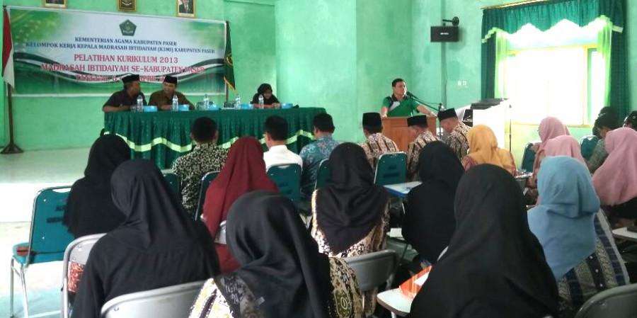 Kapala Kemenag Paser Mochlis membuka pelatihan K13 yang diikuti 156 guru MI. ( dwicahyo/korankaltim.com)