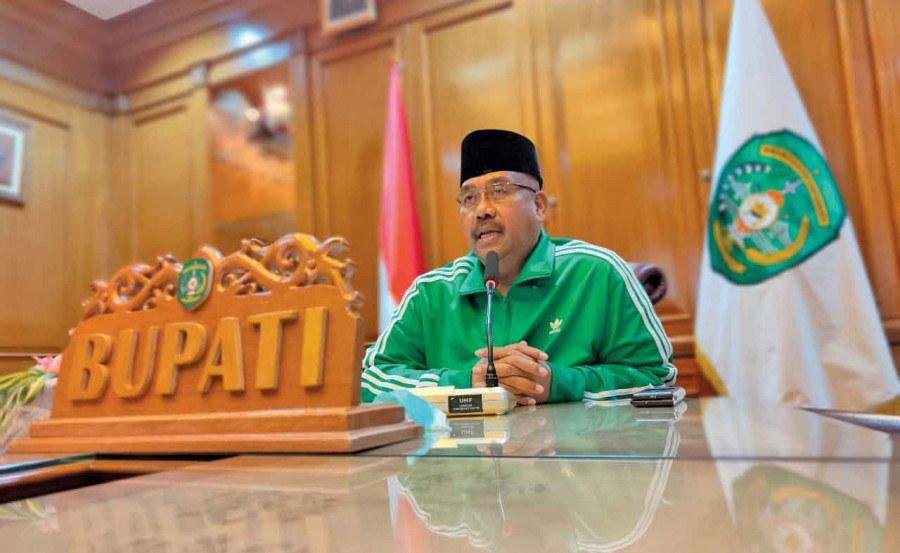 Bupati Kutai Kartanegara Edi Damansyah saat memberikan instruksi kepada Satgas penanganan Covid-19 saat video konferensi. ( Foto: Prokom)