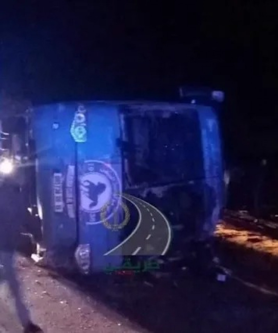 Bus milik klub Mouloudia El Bayadh yang terbalik setelah mengalami kecelakaan jelang pertandingan. (thesun)
