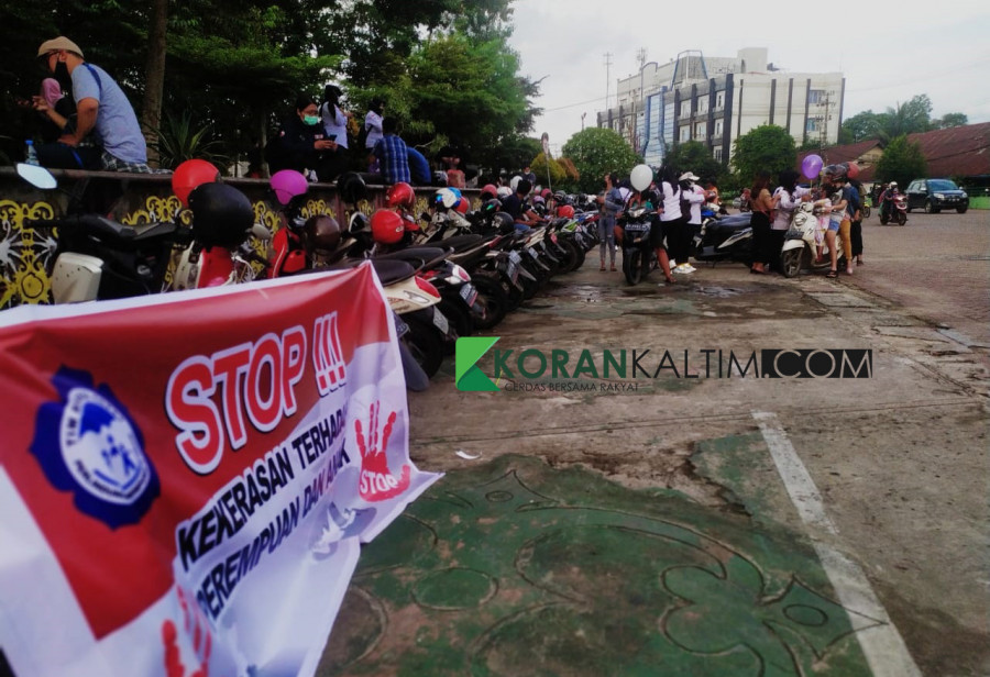 Tim TRC PPA Korwil Kaltim saat memberikan bingkisan berupa balon dan makanan ringan, kepada anak-anak yang ada di Taman Samarendah Kamis (8/4/2021) sore tadi. (Foto: Nancy/korankaltim.com)