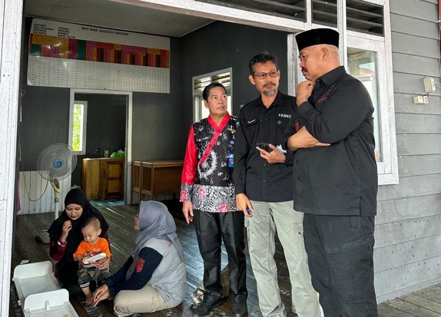 Bupati Kukar, Edi Damansyah memonitoring pelayanan Posyandu di Desa Semayang, Kecamatan Kenohan. (Foto: Prokom)