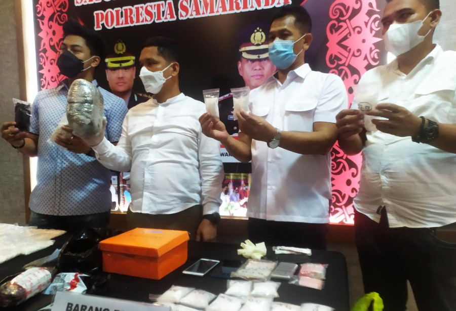 Barang bukti yang diamankan jajaran Sat Reskoba Polresta Samarinda yakni ganja, sabu sabu serta double L tangkapan Juni-Juli Rabu (21/7/2021) hari ini. (Foto:Nancy/korankaltim.com)