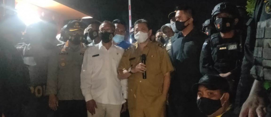 Wakil Gubernur Kaltim, Hadi Mulyadi (pakaian coklat) saat menemui demonstran di Kantor DPRD Kaltim (Foto: Permata/korankaltim.com)