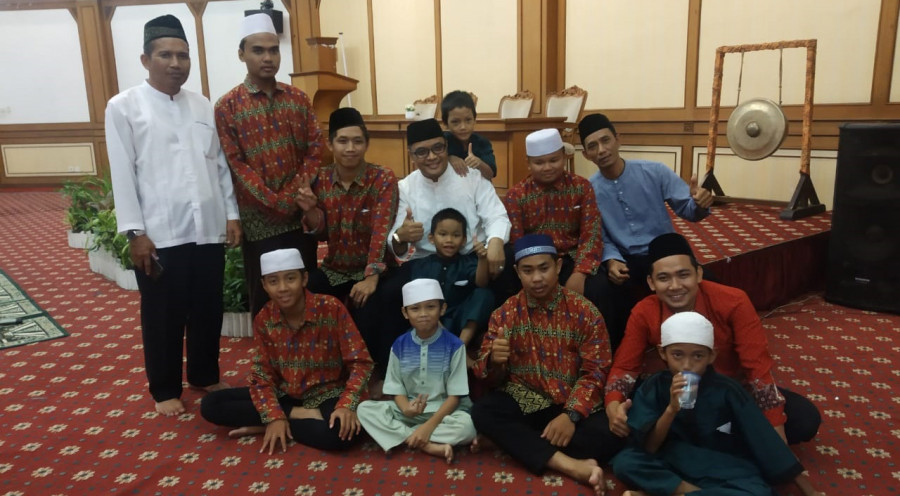 Pengajian karyawan Hotel Grand Elty Singgasana bersama anak panti asuhan Ar Rayyan dan Misbahul Munir (Foto: Heriansyah/korankaltimcom))