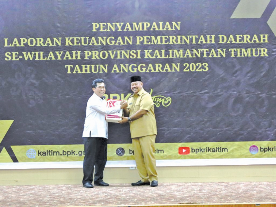 Bupati Kukar serahkan dokumen LKPD 2023 ke BPK. (Foto: Prokom)