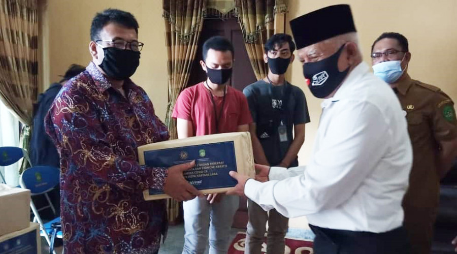 Wabub Kukar Chairil Anwar menyerahkan bantuan dari Kemenparekraf RI ke Pelaku ekonomi kreatif dan pariwisata, Selasa (27/7/2020). (Foto: Prokom Kukar/istimewa)