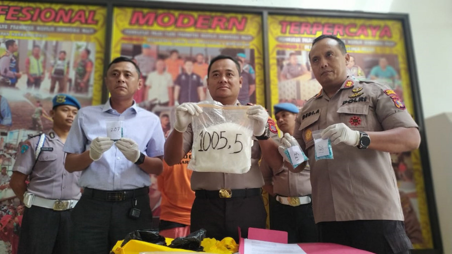 Barang bukti sabu 1 kg serta 3 bungkus pil ekstasi yang diamankan dari seorang wanitan26 tahun, usai mengambil paketan tersebut di Jalan Gerilya. (Foto: Nancy/korankaltimcom)