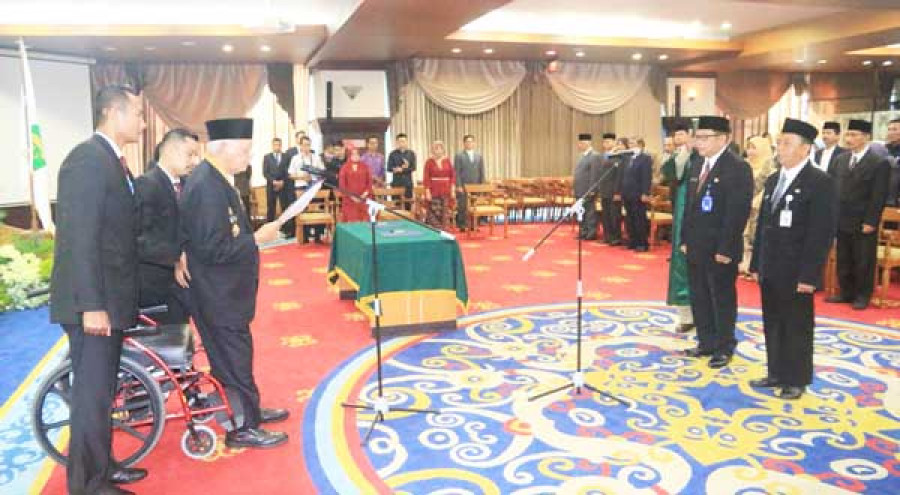 GUBERNUR Kaltim Awang Faroek Ishak saat mengambil sumpah Jabatan untuk Pejabat Kepala Biro Organisasi Setprov Kaltim dan Sekwan DPRD Kaltim yang baru, di Kantor Gubernur Kaltim Selasa (5/6) pagi. (KORANKALTIM.COM/RUSDI)